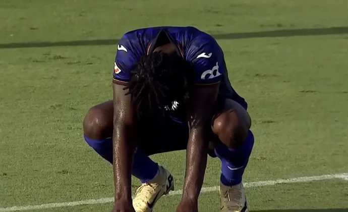 Chrisantus Uche se retiró lesionado del amistoso contra el Real Zaragoza al intentar hacer una chilena