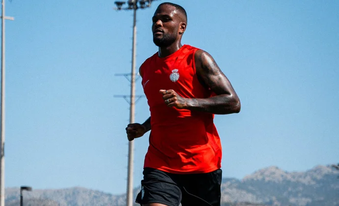 Larin se ejercita en solitario tras regresar de vacaciones