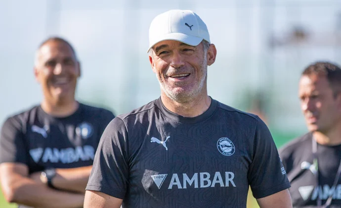 Las dos variantes del once de gala de Luis García Plaza dependiendo de la posición de Guridi