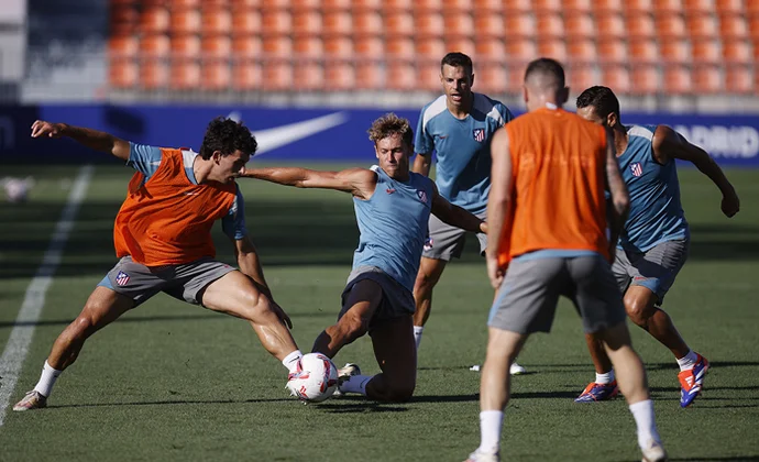 Riquelme vuelve al grupo, Oblak y Lemar al margen