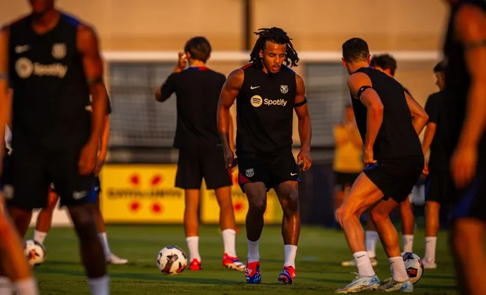 Koundé completa su primera sesión y Pablo Torre supera sus molestias