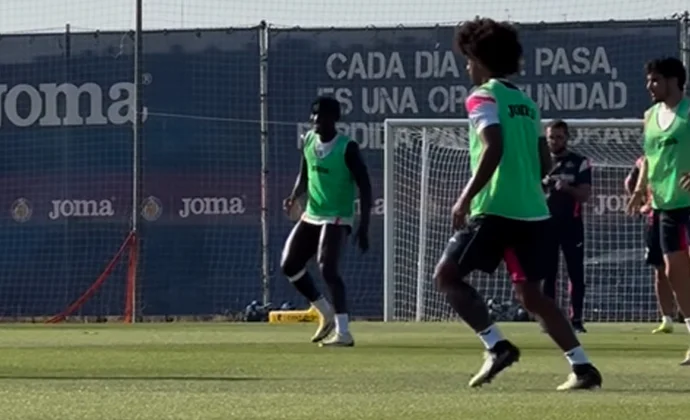 Uche vuelve al grupo con un vendaje compresivo en el tendón rotuliano