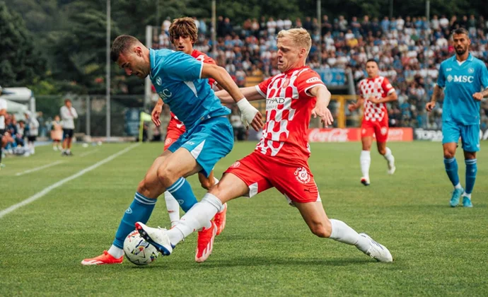 Van de Beek brilla como mediapunta y es clave en la presión alta del equipo