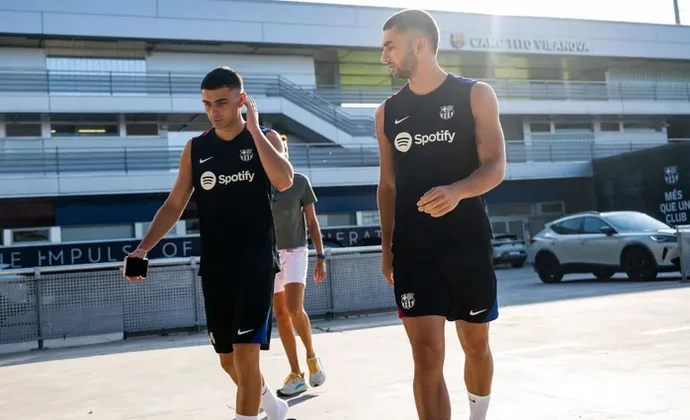 Yamal, Pedri y Ferran regresan de vacaciones y acuden a la Ciutat Esportiva