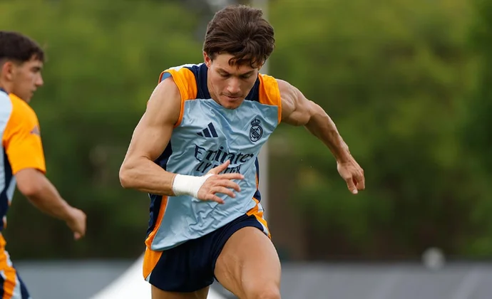 Vallejo se pierde por molestias la sesión. Guler y Endrick no la completan