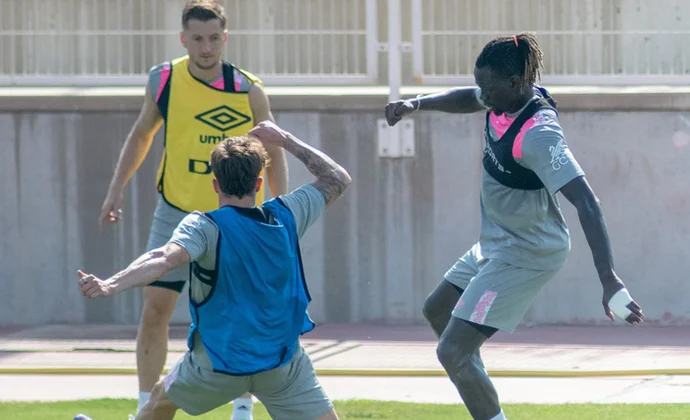 De Tomás vuelve a la ciudad deportiva tras superar la fiebre, pero sigue al margen por pubalgia