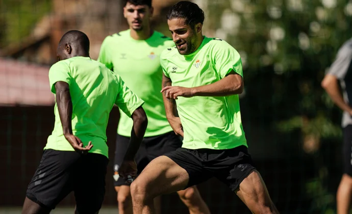 Ricardo Rodríguez se incorpora al grupo. Isco, Ayoze y Bakambu, al margen