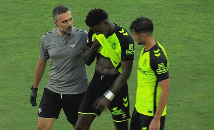 Nobel Mendy se lesiona durante el partido contra el Cádiz