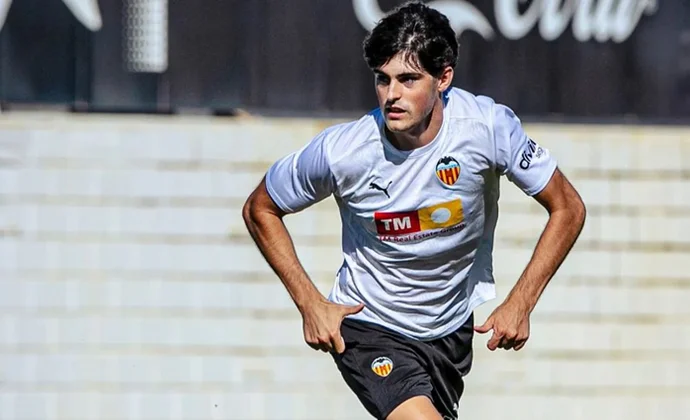 Javi Guerra, con el grupo en la sesión vespertina en Paterna. Baraja tiene ocho bajas