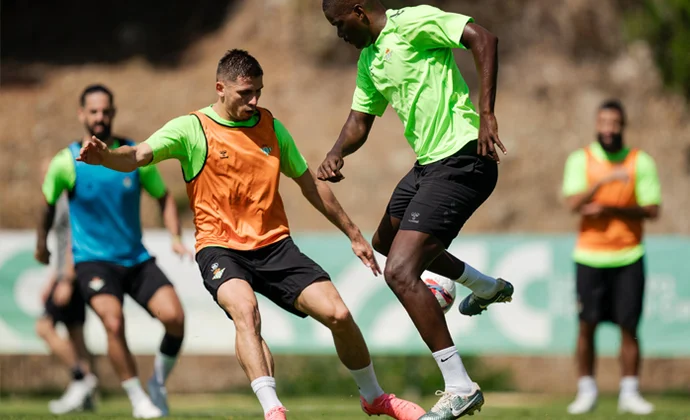 Isco sigue con el grupo, pero su titularidad en la J1 no es segura