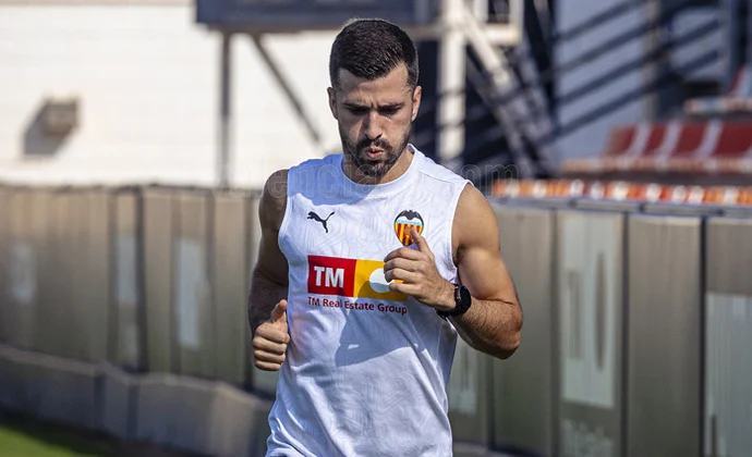 Gayà pisa césped en el entrenamiento del viernes