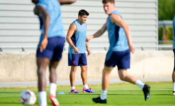 Acuña y Montiel se incorporan al grupo. Isaac Romero y Ocampos, al margen