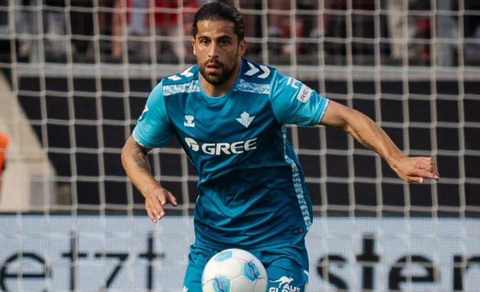 Ricardo Rodríguez, central en sus primeros minutos como bético