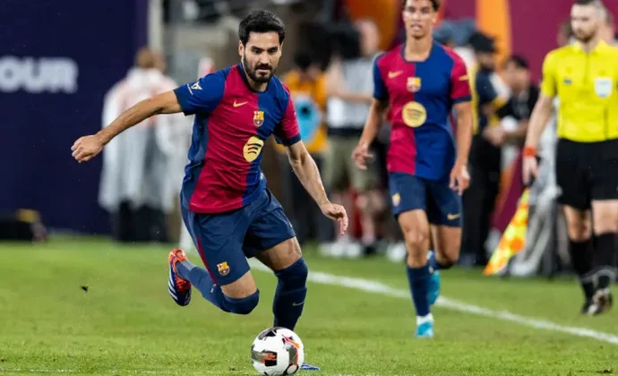 Gündogan es retirado del campo tras fallar varios pases y recibir un golpe en la cabeza