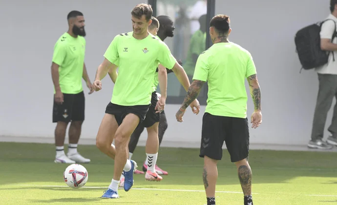 El Betis completa otra sesión sin los tres lesionados