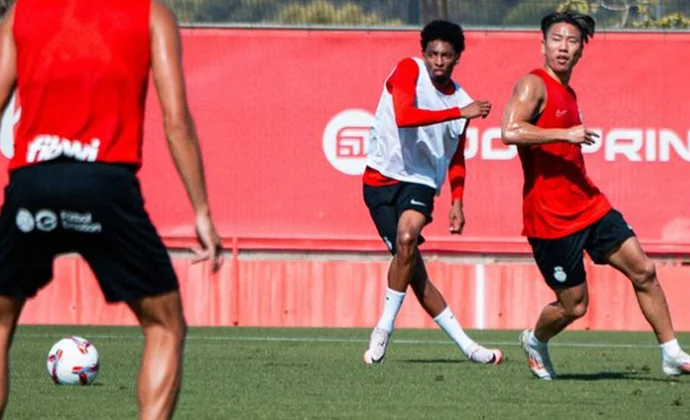 El Mallorca inicia la semana de trabajo con la única baja de Javi Llabrés