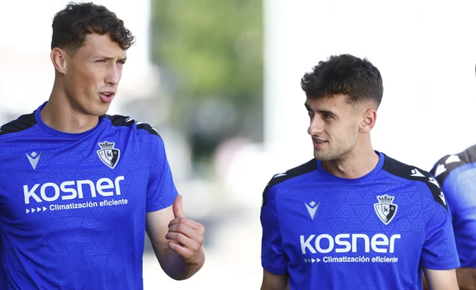 Aimar Oroz completa su primera sesión y Kike Barja es la única baja