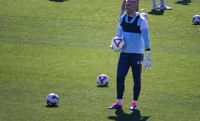 Vicente Guaita logra completar la sesión de hoy con el grupo y está pendiente del alta