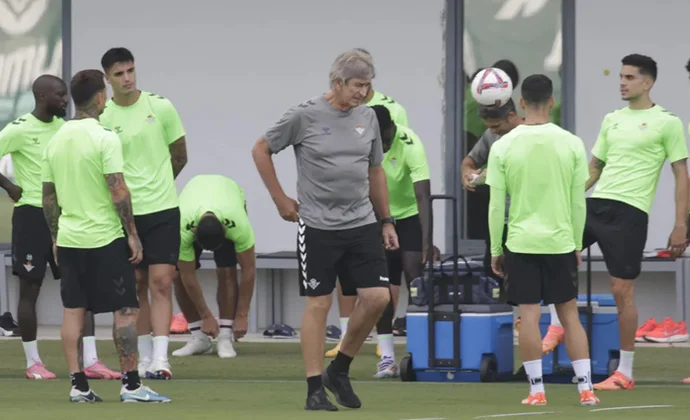 Bellerín se queda en el gimnasio en la sesión previa al partido