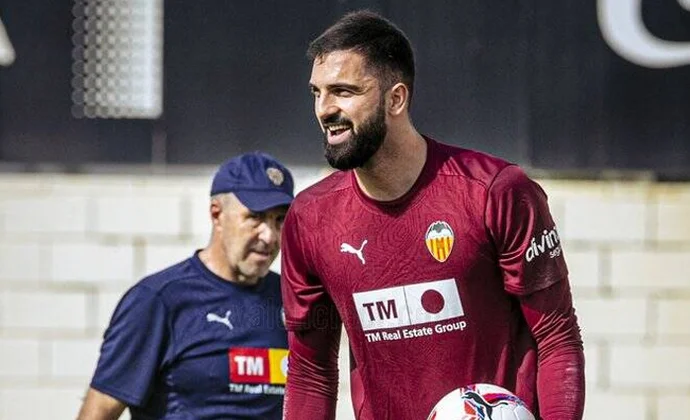 Mamardashvili se ejercita con normalidad pendiente de su futuro