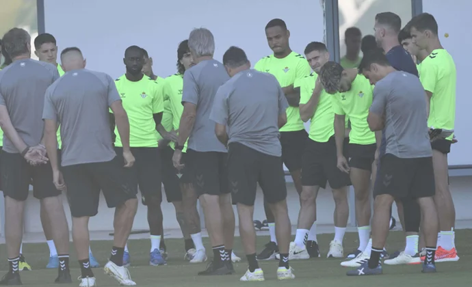 Natan repite con el grupo y Pellegrini tiene tres bajas