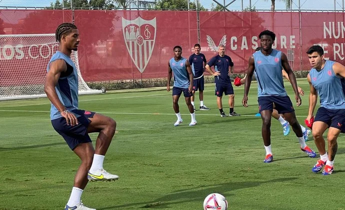 Lokonga se incorpora al grupo en la primera sesión de la semana