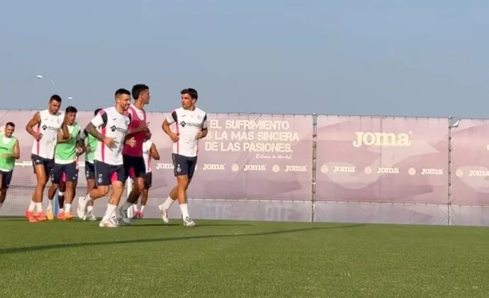 Arambarri y Carles Pérez se ejercitan con normalidad con el grupo