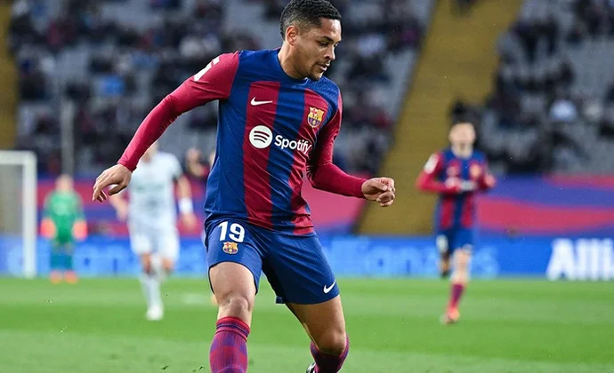 Real Betis y Barcelona abren negociaciones por Vitor Roque mediante una fórmula de copropiedad