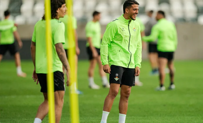 El Betis se ejercita en Kosice con los 23 convocados para preparar el partido contra el Kryvbas