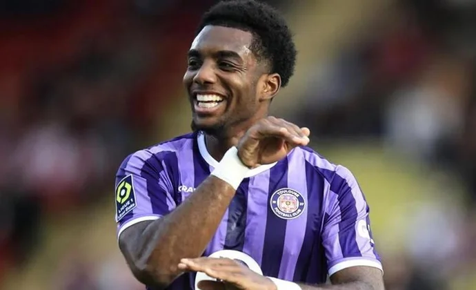 El Villarreal contacta con el Toulouse por Logan Costa