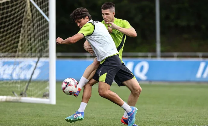 Zubeldia se incorpora al grupo. Merino, Carlos y Barrenetxea, al margen