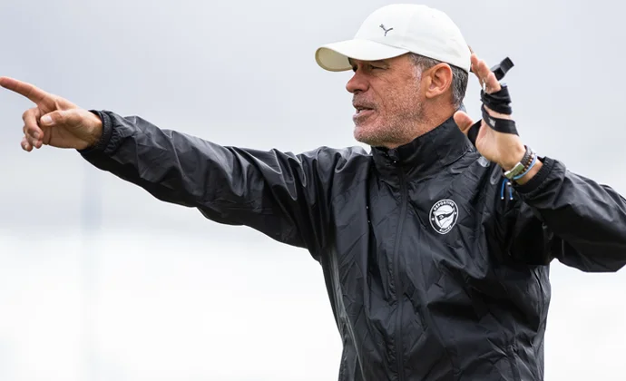 Luis García medita darle la titularidad a Stoichkov y Sedlar