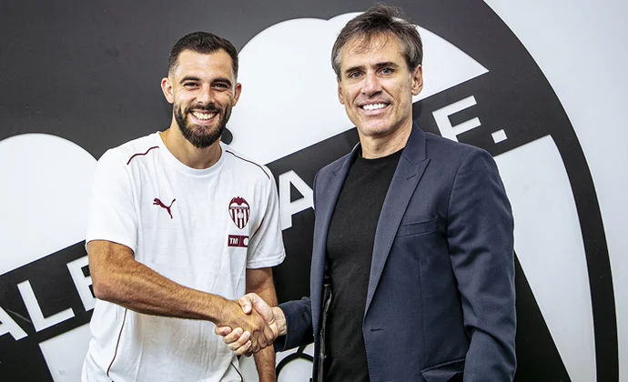 El Valencia inscribe a Rioja y entra en la convocatoria