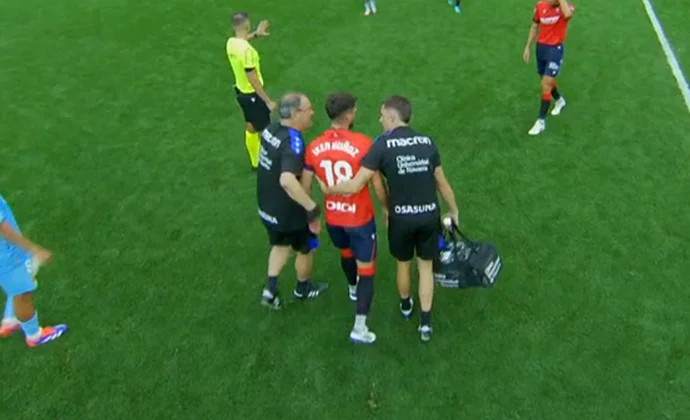 Iker Muñoz se retira lesionado al minuto de haber ingresado al campo