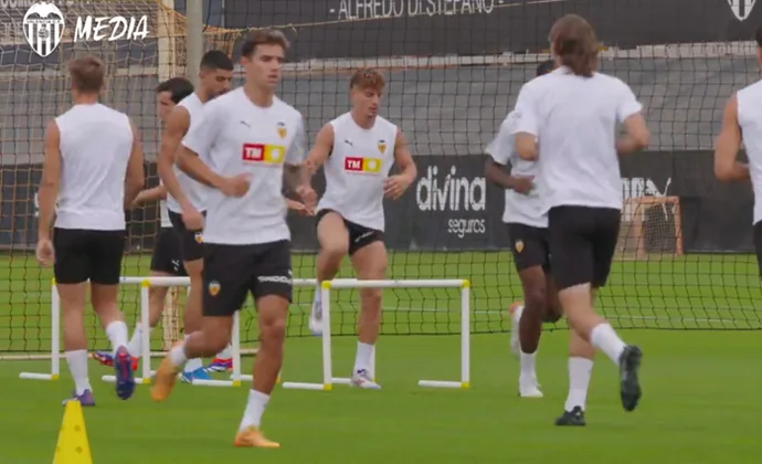 Fran Pérez sigue al margen, mientras Canós se prueba y se retira con el readaptador