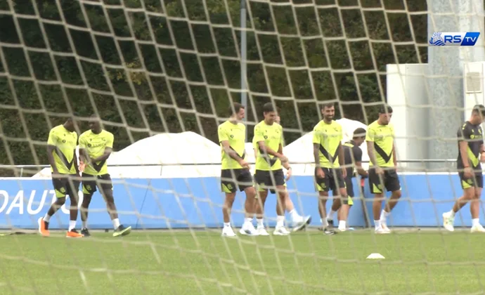 La Real Sociedad vuelve al trabajo con seis bajas y sin centrales del primer equipo