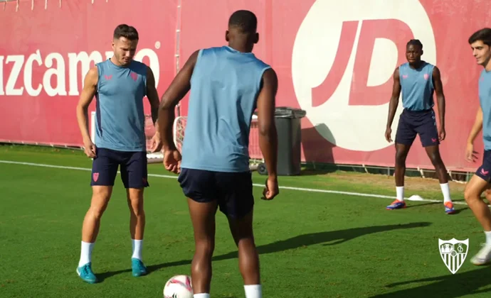 Isaac Romero, Kike Salas y Ocampos no se ejercitan este domingo por golpes