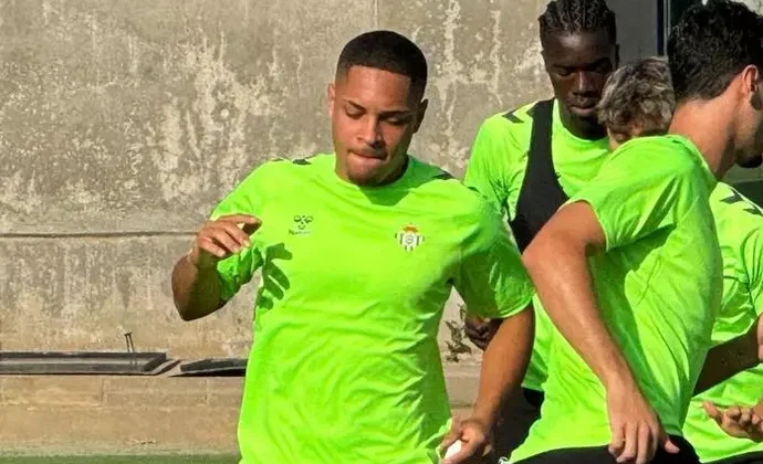 Vitor Roque completa su primera sesión y Bartra recibe tratamiento en el gimnasio