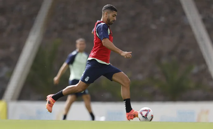 Álex Suárez se incorpora al grupo y estará disponible