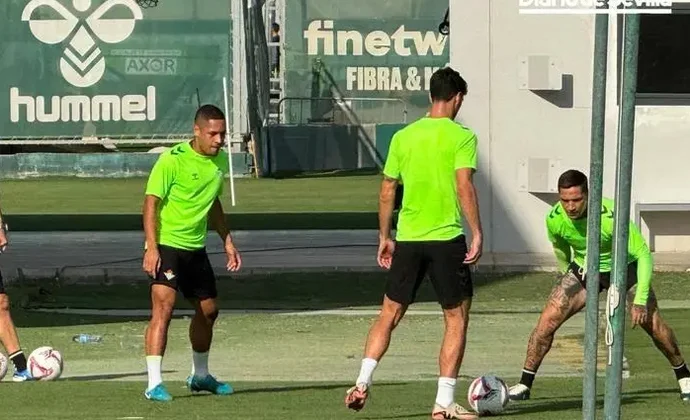 Bartra trabaja al margen por una sobrecarga y Marc Roca rebaja la carga