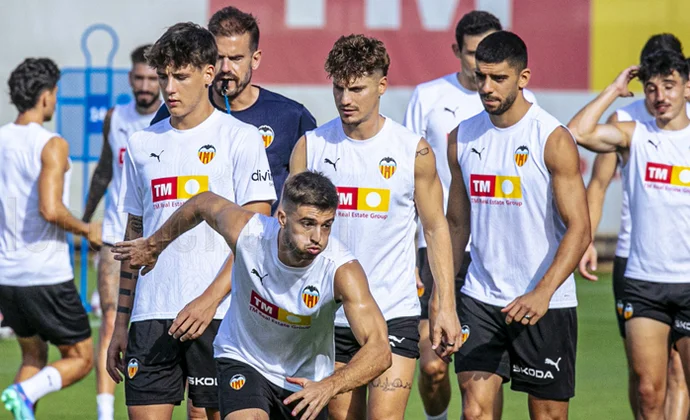 Canós vuelve a hacer una parte de la sesión. Fran Pérez, al margen