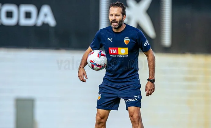 El Valencia vuelve al trabajo con Canós, pero sin Özkacar