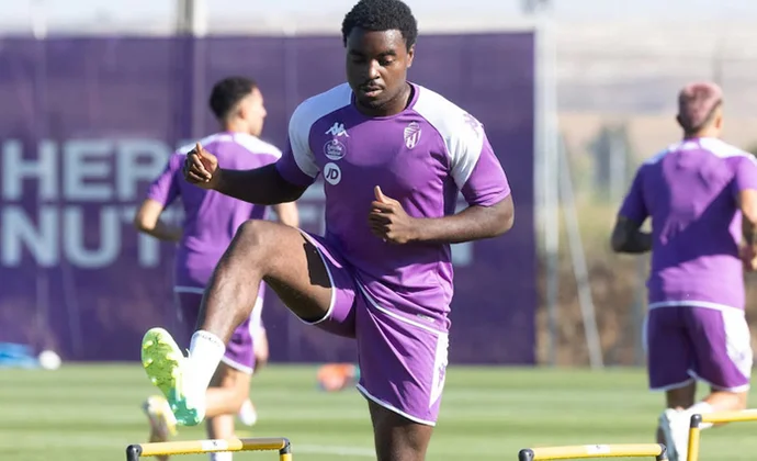 Boyomo cede ante las presiones y cierra su fichaje por Osasuna