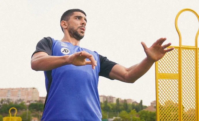 Özkacar completa su primera sesión y Pezzolano mima a Raúl Moro