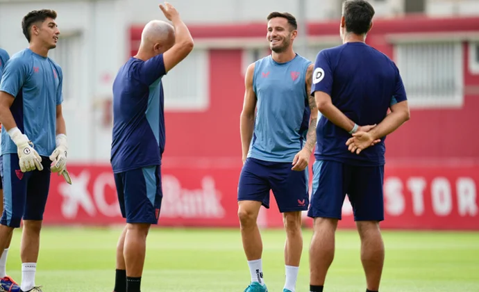 Ocampos, Gudelj y Montiel entrenan con normalidad. Suso y Söw, al margen