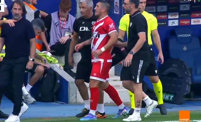 El Pacha Espino se retiró del partido de Cornellà por una lesión de tobillo