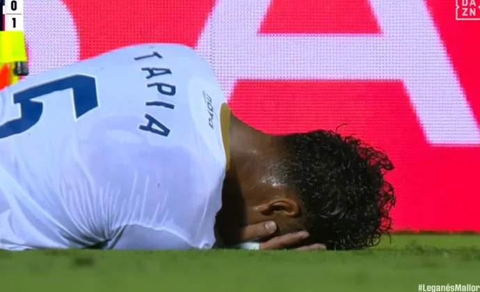 Tapia fue sustituido en el descanso del partido tras recibir un golpe en la cara