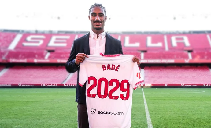 El Sevilla anuncia la renovación de Loïc Badé hasta 2029