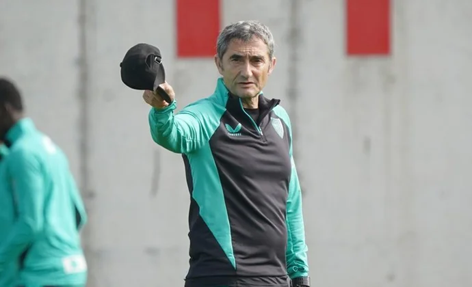 Galarreta se prueba con el grupo y Unai Simón es el único en la enfermería