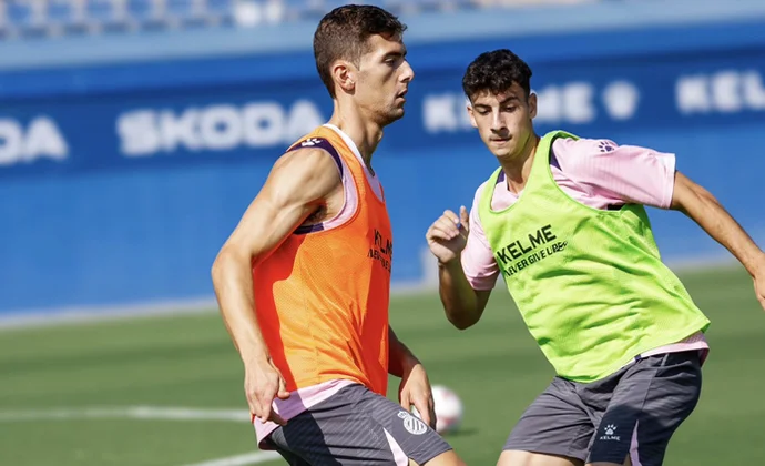 El Espanyol completa la primera sesión de la semana con cinco bajas